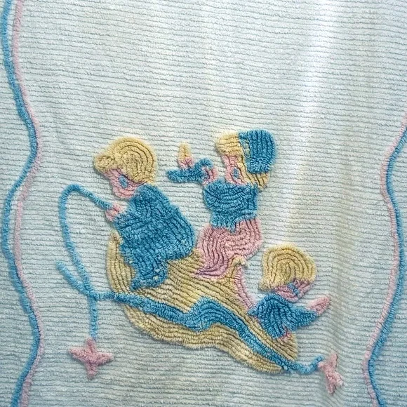 Vintage EUC chenille baby blanket/crib spread